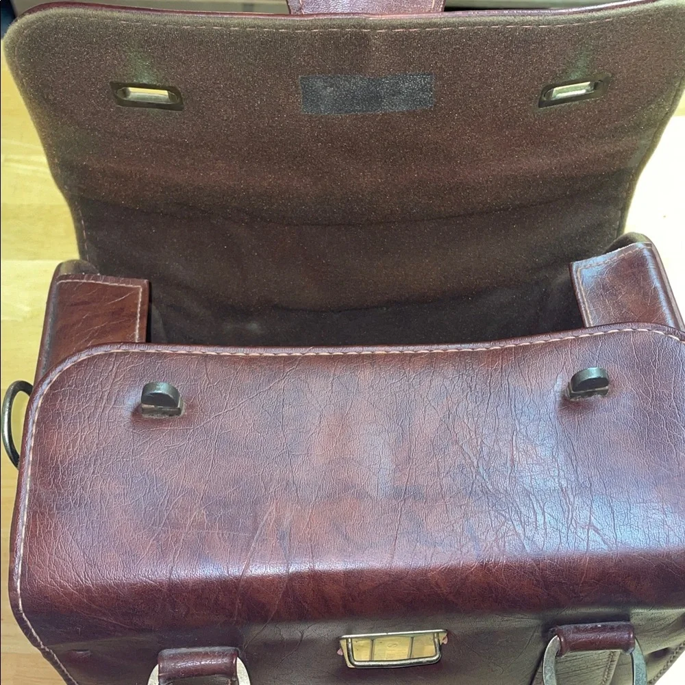 Vintage Tucky Brown Leather Hard Camera Case w Shoulder Strap.‎